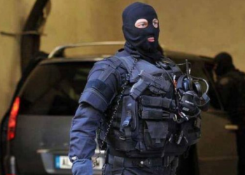 ‘Specialet’ aksion në Fushë-Kuqe, kapen për llogari të SPAK dy persona, sekuestrohen armë