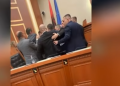 VIDEO-Berisha bëhet lëmsh teksa filmonte kaosin në Kuvend, ‘merr në mbrojtje’ Ballën: Kriminel, larg duart nga Taulanti