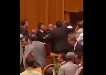 Pas kërkesës për përjashtimin e deputetëve, Topalli rikthen videon e 2006: Ja ç’bënin socialistët në Parlament kur po firmosej MSA dhe NATO