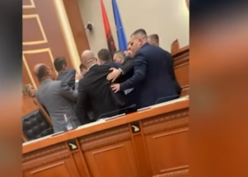 VIDEO-Berisha bëhet lëmsh teksa filmonte kaosin në Kuvend, ‘merr në mbrojtje’ Ballën: Kriminel, larg duart nga Taulanti