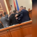 VIDEO-Berisha bëhet lëmsh teksa filmonte kaosin në Kuvend, ‘merr në mbrojtje’ Ballën: Kriminel, larg duart nga Taulanti
