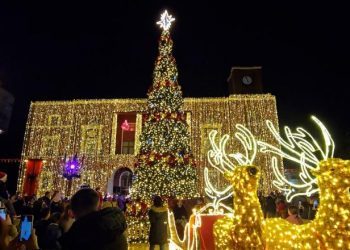 Ndizen dritat e festave në Durrës, qindra qytetarë dhe fëmijë i bashkohen ceremonisë së përvitshme