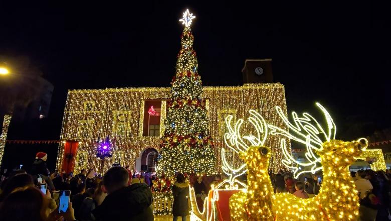Ndizen dritat e festave në Durrës  qindra qytetarë dhe fëmijë i bashkohen ceremonisë së përvitshme