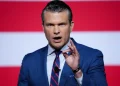 Hegseth shpëton në takime, por video e sulmit në anije mund të trondisë opinionin