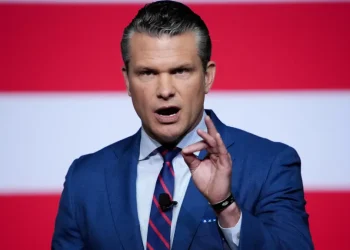 Hegseth shpëton në takime, por video e sulmit në anije mund të trondisë opinionin