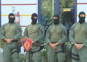 Policët ngelin pa shpërblim?! Bonuset e fundvitit i vendosin shefat, përfitojnë të preferuarit