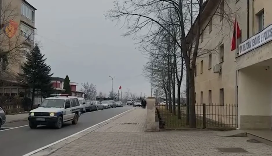 E denoncoi gruaja se ngacmoi seksualisht dy vajzat e tij të mitura  arrestohet 40 vjeçari i shpallur në kërkim