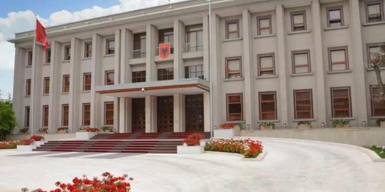 Begaj shkarkon Komandantin e Forcës Tokësore, ja kush do e zëvendësojë. Gradim edhe në Forcën Detare (EMRAT)