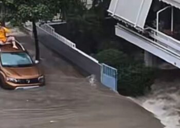 VIDEO/ Uji merr përpara gjithçka dhe shkakton panik, përmbytje katastrofike në Greqi! Thellësia arrin…