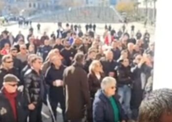 VIDEO / “Duam ujë, duam ujë”, disa qytetarë në protestë para Bashkisë Vlorë, të tjerë iu drejtohen burimeve