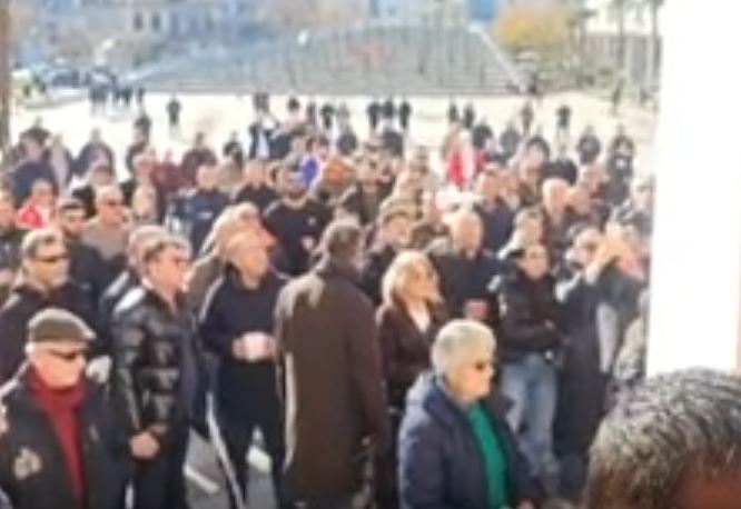 VIDEO    Duam ujë  duam ujë   disa qytetarë në protestë para Bashkisë Vlorë  të tjerë iu drejtohen burimeve