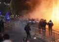 Molotovët para Kryeministrisë, shoqërohen në polici disa protestues! Para komisariatit edhe..