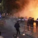 Molotovët para Kryeministrisë, shoqërohen në polici 10 protestues! Para komisariatit edhe një grup deputetësh të PD