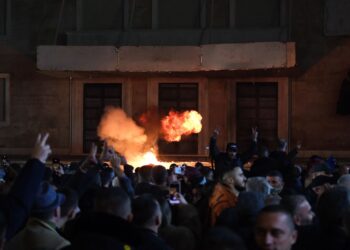 Hodhën molotovë para Kryeministrisë, Prokuroria e kërkon detyrim paraqitje për 4 militantët e PD