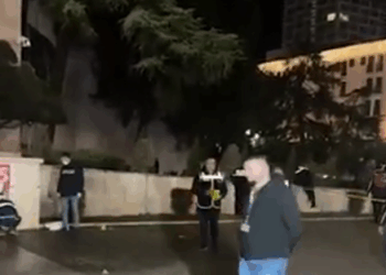 VIDEO- Molotovët “ndezin” Kryeministrinë/ Pas protestës efektivë të kriminalistikës zbarkojnë në terren 