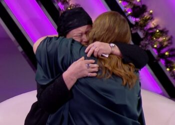 Mungesa e dokumenteve e mbajti larg familjes/ Përqafimi që shëron pritjen e gjatë, nënë e bijë takohen pas 7 vitesh