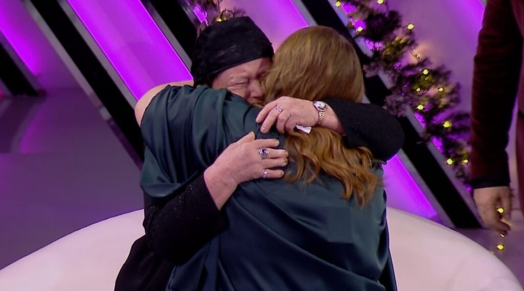 Mungesa e dokumenteve e mbajti larg familjes  Përqafimi që shëron pritjen e gjatë  nënë e bijë takohen pas 7 vitesh