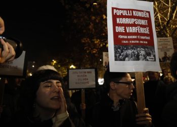 Aktivistë të lëvizjes “Bashkë” protestë para Kuvendit kundër Ramës dhe buxhetit 2026: “Taksoni dhjamin, jo djersën”