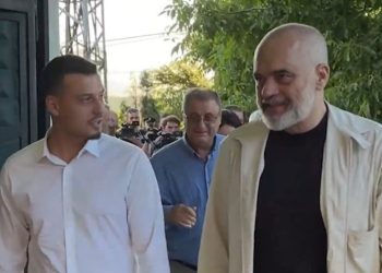 Djali i Hashim Thaçit falenderon publikisht Ramën pasi shkoi të takonte të atin në Hagë: Je shembulli i atdhedashurisë