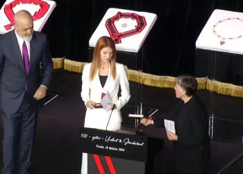 100 vjetori i “Urdhrit të Skënderbeut”/ Rama ndan 2 medaljonet e para për Artan Lamen dhe Filip Rrumbullakun!