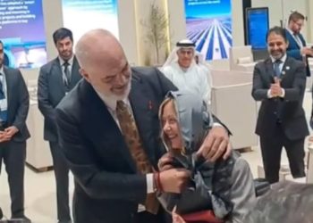 Dështon ankandi i dhuratave të Giorgia Melonit, mes tyre edhe për shallin që i dha Rama! Shkak përfshirja në hetim penal e…