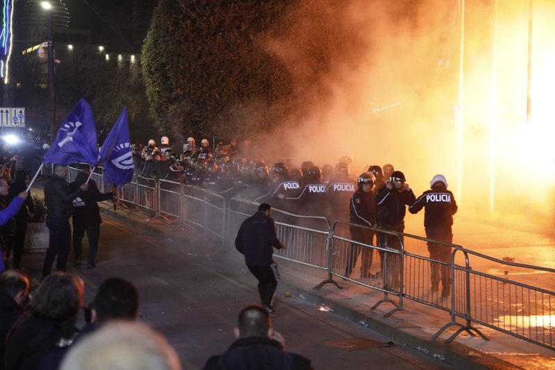 Riciklimi i intrigës së pallatit që kërkon të shitet si revolucion 