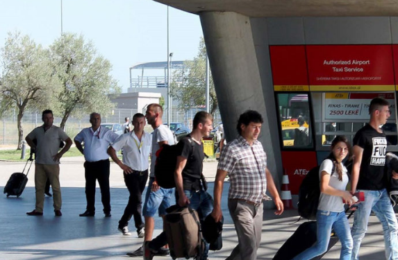 Më shumë se një në tre familje në Shqipëri kanë të paktën një anëtar migrant