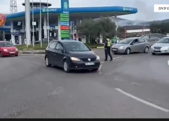 Fluks i lartë automjetesh nga Tirana drejt Korçës dhe Vlorës/ Rrugorja thirrje qytetarëve: Zgjidhni rrugë alternative për të shmangur trafikun