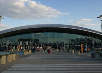 Mbyllen përkohësisht dy aeroporte në Poloni, shkak sulmet ruse në Ukrainë