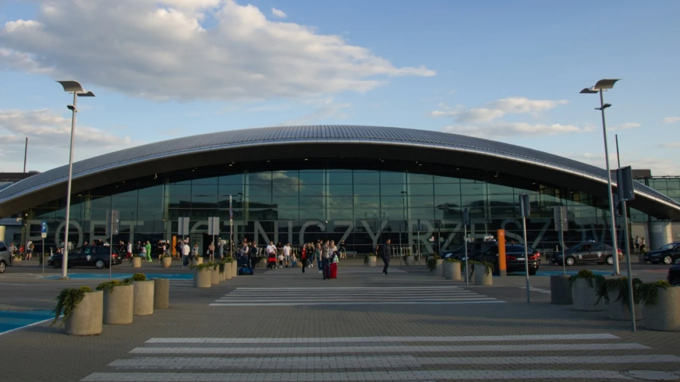 Mbyllen përkohësisht dy aeroporte në Poloni  shkak sulmet ruse në Ukrainë