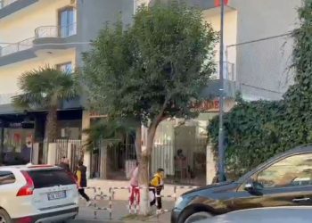 “I mituri nxori thikën dhe e goditi në qafë 15 vjeçarin”/ Ja si nisi sherri pranë shkollës në Sarandë (Detajet)