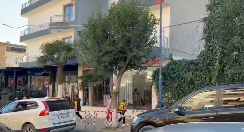  I mituri nxori thikën dhe e goditi në qafë 15 vjeçarin   Ja si nisi sherri pranë shkollës në Sarandë  Detajet 