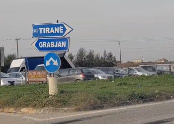 Aksident në aksin Lushnje -Rrogozhinë, kamioni përplas makinën në të cilën udhëtonte një familje