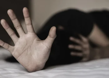 I premtoi dashuri, por e prostituoi/ E reja arrin të arratiset nga tutori në Selanik dhe zbulon rrjetin kriminal në polici