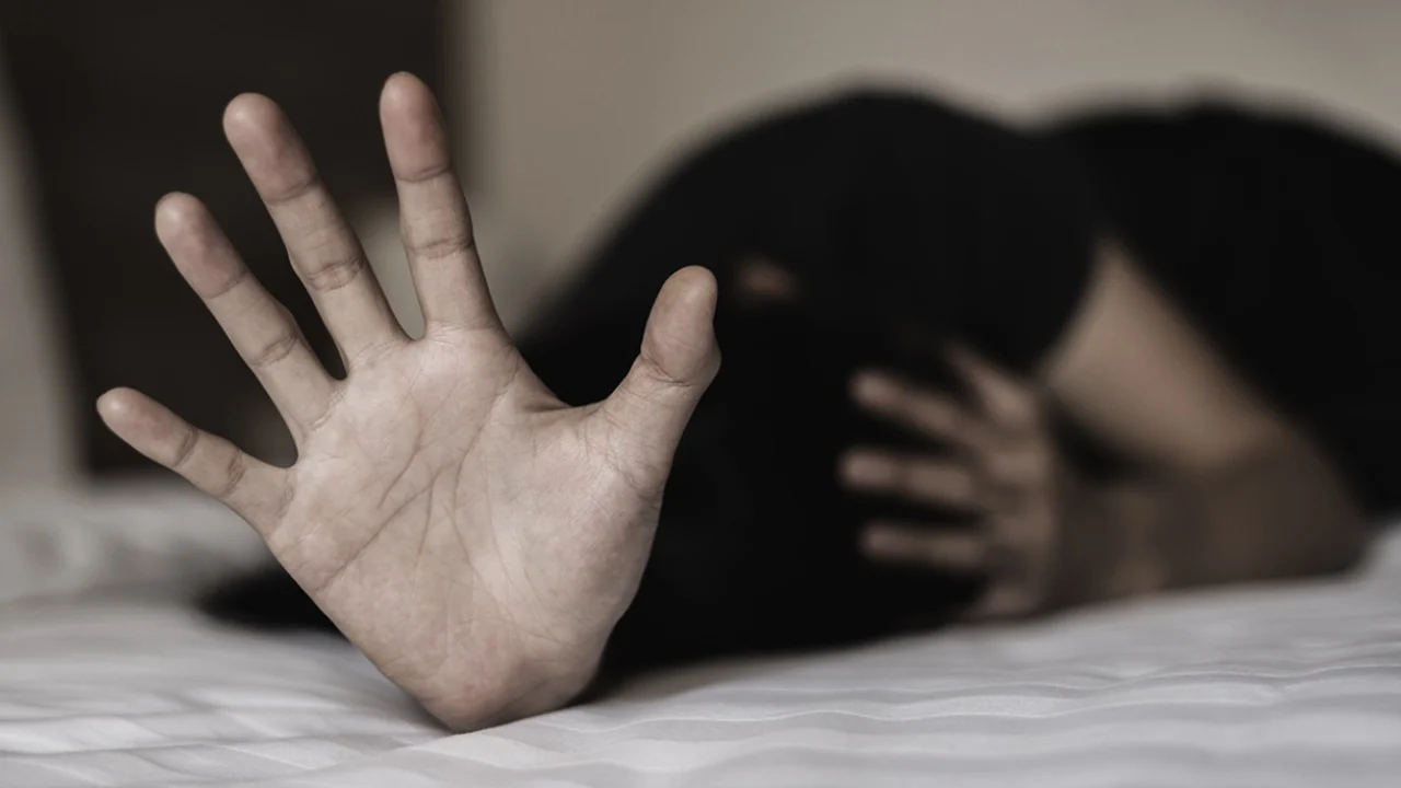 I premtoi dashuri  por e prostituoi  E reja arrin të arratiset nga tutori në Selanik dhe zbulon rrjetin kriminal në polici