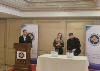 Zgjedhjet në Kosovë/ KQZ hedh shortin, subjektet politike mësojnë renditjen në fletën e votimit
