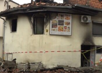 VIDEO-Shkrumbohet shtëpia në Prizren, humb jetën 1-vjeçari! Dëshmitarët: Tre fëmijët e tjerë i shpëtuam! Thyem derën por..