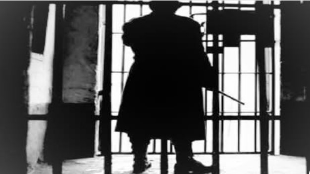  Na zhvishnin lakuriq   Dëshmia e rrallë e ish të burgosurit politik  Polici xhelat i Spaçit për të ngrënë bukën e mykur dhe supën me krimba 