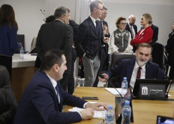 Opozita e Stacionit të trenit!