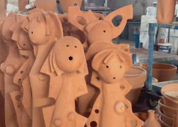 Spermatozoidët në qeramikë/ Mjeshtri i punimit të baltës në një revoltë për shoqërinë që nuk prodhon asgjë