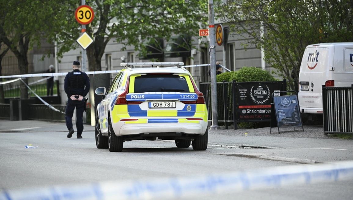 Krimi makabër në Suedi  Detajet  një person vrau me hanxhar një grua  plagos dhe dy të tjerë  Autori u qëllua nga 