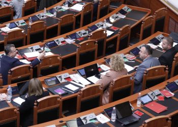 FOTOLAJM-Shkrep foto për Bidon, Hoxhën dhe Dhimën/ Balla bën ‘fotografin’ e kolegëve të tij