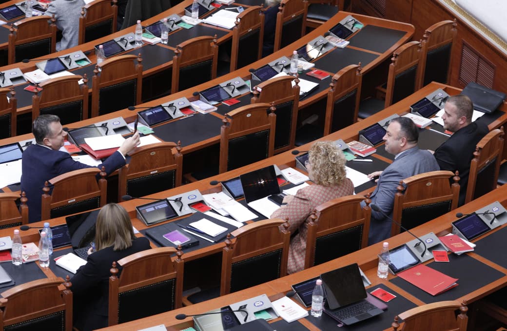 FOTOLAJM Shkrep foto për Bidon  Hoxhën dhe Dhimën  Balla bën  fotografin  e kolegëve të tij