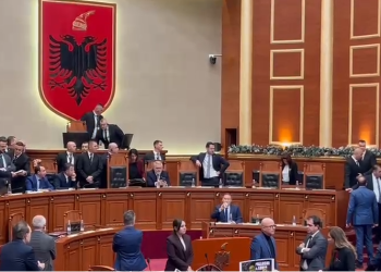FOTOLAJM/ Berisha kopjon Pilinçin, shpall qeverinë: Balliu e Noka te karriget e ministrave…