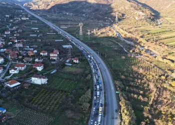 Fluks i shtuar automjetesh nga Tirana drejt juglindjes për fundjavë, rëndohet trafiku në hyrje të Elbasanit