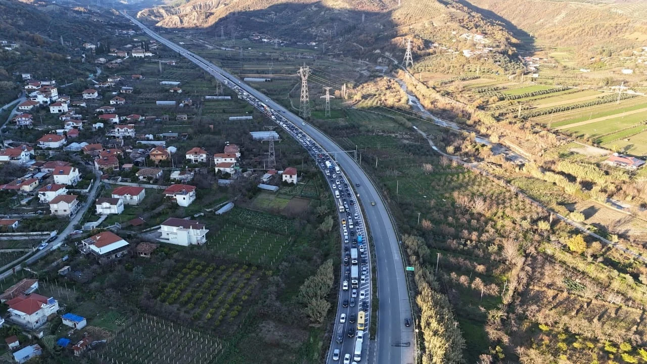 Fluks i shtuar automjetesh nga Tirana drejt juglindjes për fundjavë  rëndohet trafiku në hyrje të Elbasanit