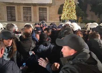 VIDEO-“Më kanë thyer këmbën”, mbështetësit e Lapajt përplasen me policinë para Kryeministrisë. Një person shoqërohet me ambulancë në..