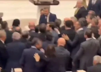 VIDEO- Plas sherri në parlamentin turk/ Deputetët e partisë së Erdogan dhe të opozitës përleshen me grushte gjatë diskutimeve për buxhetin