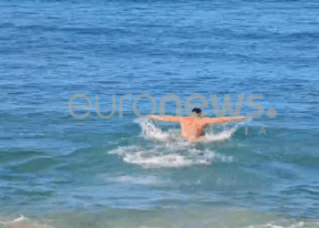 VIDEO/ Qytetarët sfidojnë temperaturat e ulëta, plazh në Vlorë në fund të dhjetorit