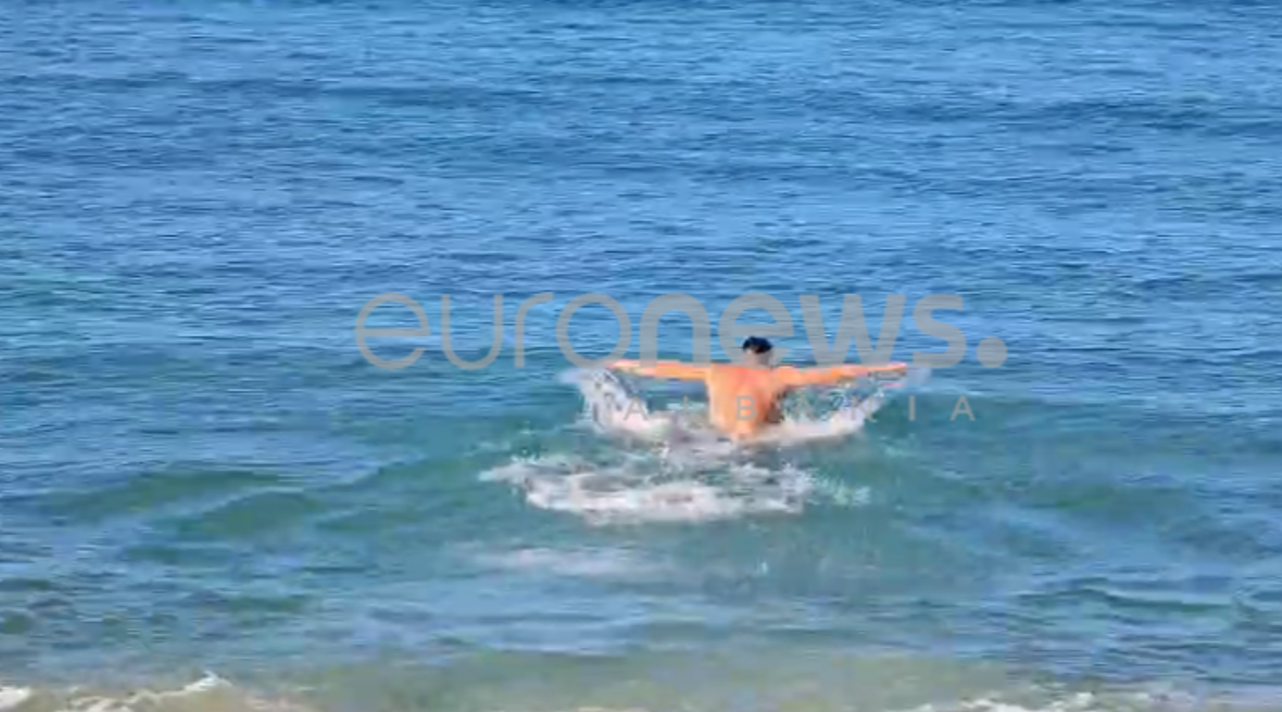 VIDEO  Qytetarët sfidojnë temperaturat e ulëta  plazh në Vlorë në fund të dhjetorit